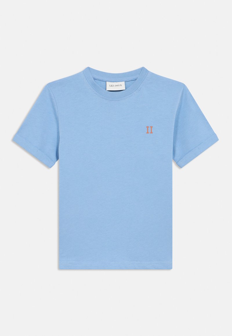 Φωτεινό γαλάζιο βαμβακερό t-shirt με κοντά μανίκια, στρογγυλή λαιμόκοψη και πορτοκαλί κεντημένη "II" στην αριστερή πλευρά του στήθους. Λεία υφή, καθημερινός σχεδιασμός.