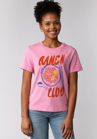 Rosa Baumwoll-T-Shirt mit einem grafischen Design eines Schalenramens mit Eiern, Essstäbchen und dem Text "RAMEN CLUB" in Orange und Blau.