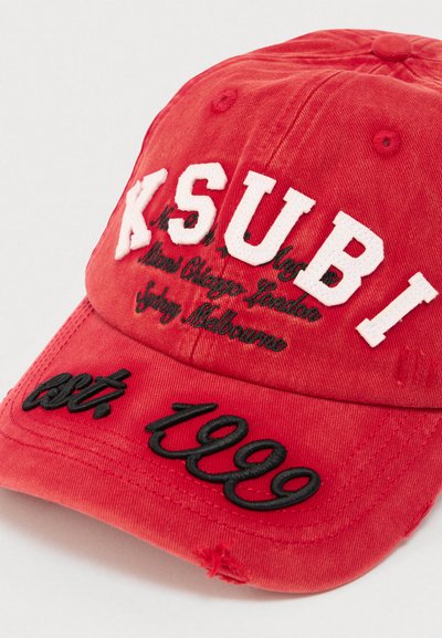 Κόκκινο καπέλο μπέιζμπολ με λευκό κεντημένο κείμενο "KSUBI", μαύρες λεπτομέρειες και φθαρμένη εμφάνιση. Υλικό από βαμβάκι με καμπυλωτό γείσο και ρυθμιζόμενο λουρί.
