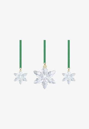 Drei facettierte Kristallschneeflocken-Ornamente, eines größer in der Mitte und zwei kleinere an den Seiten, jeweils an einem grünen Band hängend.