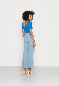 ONLY ONLHOPE WIDE REA - Calças de ganga de corte relaxado - light blue denim