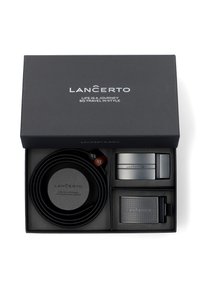 Czarny pudełko prezentowe zawierające skórzany pasek, srebrną klamrę metalową, etui na karty oraz metalowy klips do pieniędzy. Posiada wytłoczone logo i fakturę.