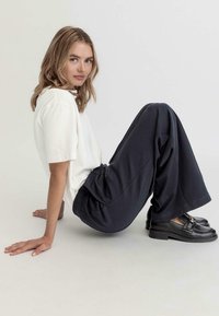 hessnatur RELAXED WIDE   - Housut - marine