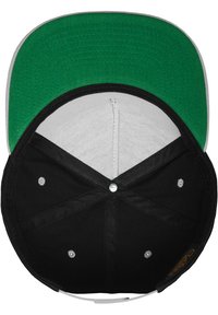 Čierna baseballová čiapka s rovnou zelenou šiltom, sivým panelom a striebornými očkami. Obsahuje snapback uzáver a textilný materiál.