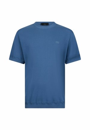 Camiseta azul de manga corta con cuello redondo, con un logo bordado sutil en el pecho izquierdo y puños y dobladillo acanalados.