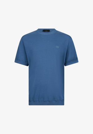 Camiseta azul de manga corta con cuello redondo, con un logo bordado sutil en el pecho izquierdo y puños y dobladillo acanalados.