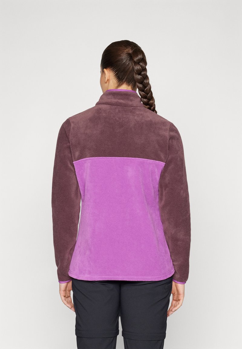 Fleecejack met een paarse romp en donkerbruine mouwen, hoge kraag en een contrasterend schouderpaneel. Zachte textuur, geen zichtbare hardware.