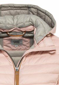 Veste rembourrée rose clair avec une doublure intérieure grise. Elle dispose d'une fermeture éclair à l'avant, d'une texture matelassée et d'un accent orange sur la fermeture éclair. Matériau recyclé.