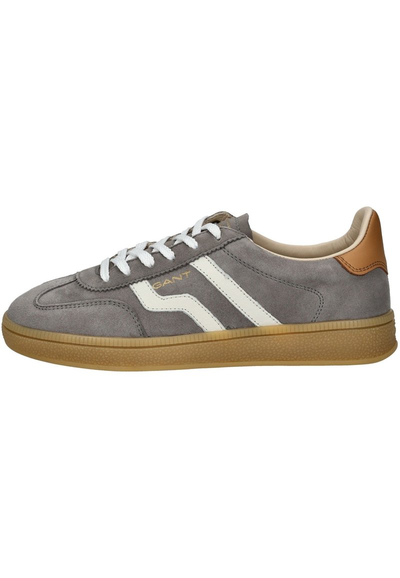 Sneakers in suede grigio con strisce laterali bianche, dettagli in pelle, lacci bianchi e suola in gomma color caramello. Design classico a bassa scarpa per un look informale.