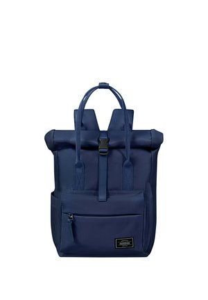 Sac à dos bleu marine à rabat enroulable avec poche zippée à l'avant, poches latérales, doubles poignées et bretelles réglables.