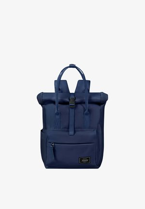 Sac à dos bleu marine à rabat enroulable avec poche zippée à l'avant, poches latérales, doubles poignées et bretelles réglables.