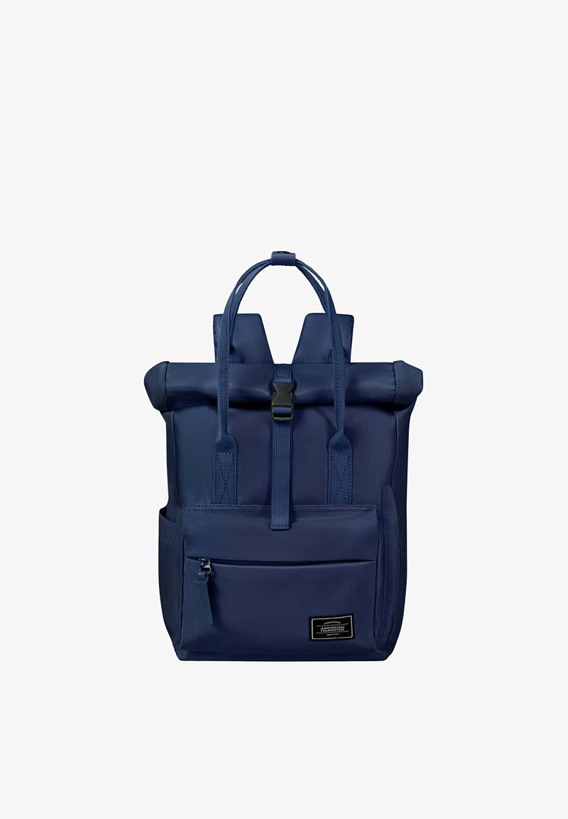 Sac à dos bleu marine à rabat enroulable avec poche zippée à l'avant, poches latérales, doubles poignées et bretelles réglables.