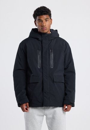 Schwarze isolierte Jacke mit Kapuze, ausgestattet mit zwei Reißverschlussbrusttaschen, zwei aufgesetzten Fronttaschen und Klettverschlussmanschetten, glatte Stoffoberfläche.