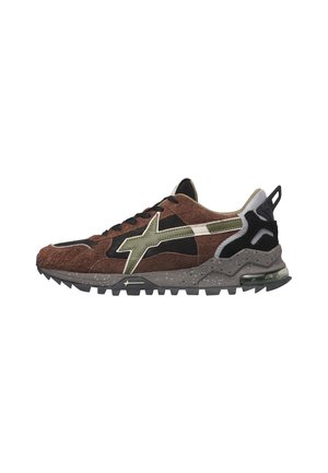 Scarpa da ginnastica bassa con tomaia in suede marrone, motivo a stella verde oliva, suola grigia screziata e ammortizzazione ad aria visibile nel tallone.