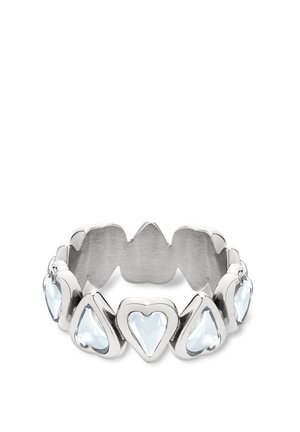 Silberner Ring mit abwechselnd herz- und tropfenförmigen, durchscheinenden Steinen, die rund um das Band angeordnet sind.