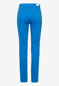 Pantalon en denim bleu à coupe slim, avec une taille haute, deux poches arrière et une texture lisse et unie.