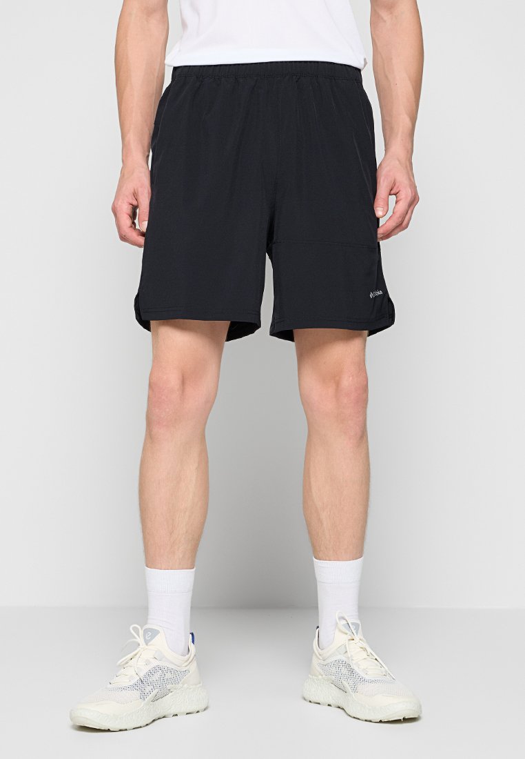 Pantalones cortos deportivos negros con cintura elástica, bolsillos laterales y un logo en la parte inferior derecha. Fabricados con un material ligero y transpirable.