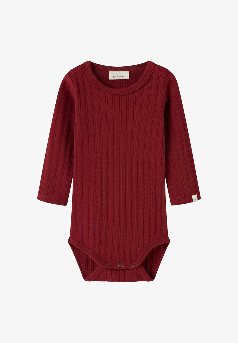Langermet rød bodysuit laget av ribbet stoff. Har en rund halsutringning og trykknapper i bunnen for enkel påkledning.