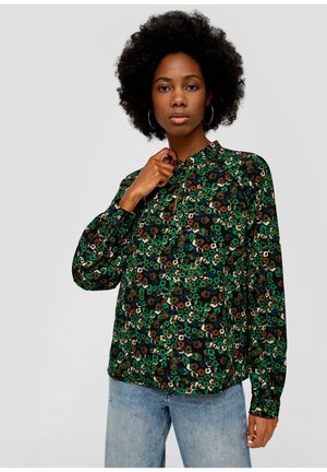 Bloemige blouse in groen, zwart en bruin. Lange mouwen met gerimpelde manchetten, hoge halslijn en een lichte, gestructureerde stof met een levendig patroon.