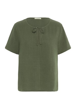 Chemise à manches courtes en vert olive foncé, fabriquée dans un tissu doux. Elle présente un col rond avec un détail à nouer à l'avant et une coupe décontractée.