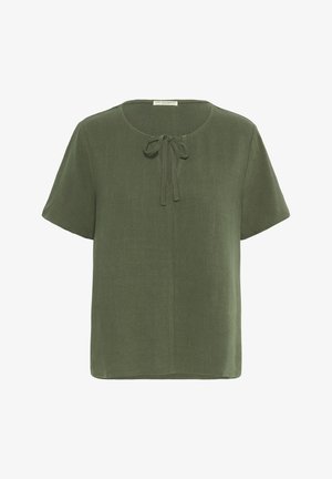 Krátký rukáv košile v tmavě olivově zelené barvě, vyrobená z měkké tkaniny. Má kulatý výstřih s detailem uvázání vpředu a volný střih.
