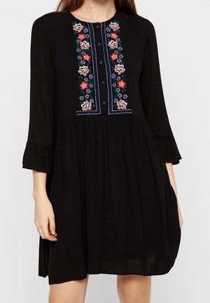 Vestido negro hasta la rodilla con mangas 3/4, bordado floral en la parte delantera, tapeta con botones y falda plisada suelta.