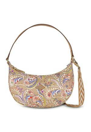 Bolso beige en forma de media luna con un colorido patrón floral de cachemira, asa corta de cuero marrón y una correa para el hombro de tela con diseño de cheurón desmontable.