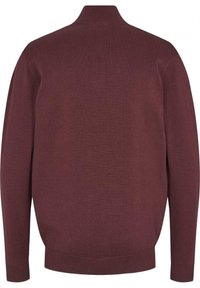 Burgundský svetr s vysokým výstřihem, žebrovanými manžetami a lemem. Vyrobený z pleteného materiálu, s hladkou texturou a čistými liniemi.