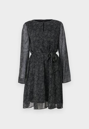 Μαύρο φόρεμα με μακριά διαφανή μανίκια, στρογγυλή λαιμόκοψη και κορδόνι στη μέση. Διαθέτει μια υφή με μικρές λευκές κουκίδες σε όλη την επιφάνειά του.