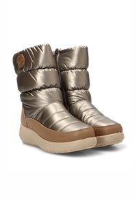 Botas tobilleras plateadas metálicas con un diseño acolchado, que cuentan con cierre de cremallera, acentos de gamuza marrón y una suela de goma texturizada.