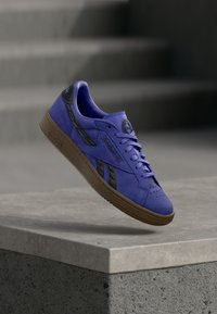 Neizbrano, royal purple/digital lime