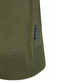 Olivgrüner Strickpullover mit geripptem Saum, versehen mit einem kleinen blau-weißen Etikett an der Seite mit dem Text "HECHTER".