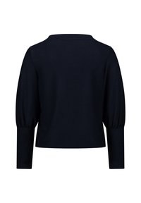 Granatowy sweter z długimi, marszczonymi rękawami i okrągłym dekoltem. Gładka faktura z dopasowanym krojem, bez widocznych wzorów czy elementów metalowych.