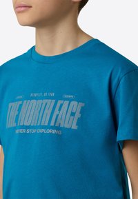 The North Face REFLECTIVE LOGO TEE - Potiskana majica - dusk blue