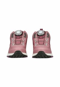 Růžové turistické boty s texturovaným svrškem, kruhovým systémem zavazování BOA a robustní černou podrážkou. Obsahují zesílené špičky a paty.