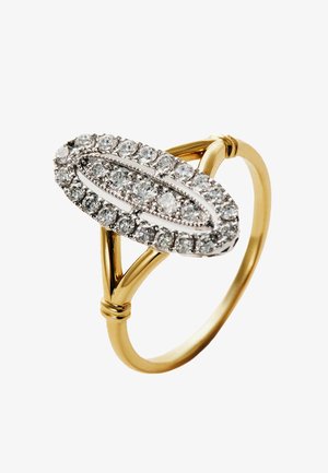 Anillo de oro con un grupo de diamantes ovalados engastados en plata. La banda tiene un acabado suave y pulido con acentos torcidos cerca de la montura.