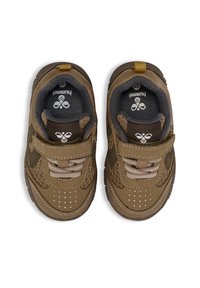 Bruna barnskor i mesh och mocka, med ett kardborreband, texturerade detaljer och perforeringar på tåområdet.