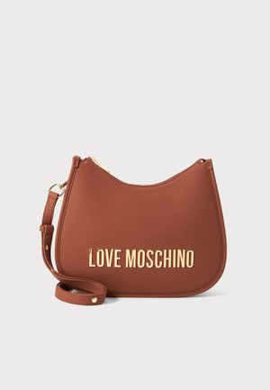 Pruunikaskujuline õlakott, millel on kuldne "LOVE MOSCHINO" kiri ja reguleeritav rihm, valge tausta ees.
