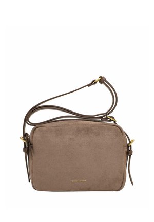Bolso bandolera rectangular de ante marrón con correa ajustable y herrajes dorados, con pequeño logo dorado "Emily & Noah" en el centro frontal.