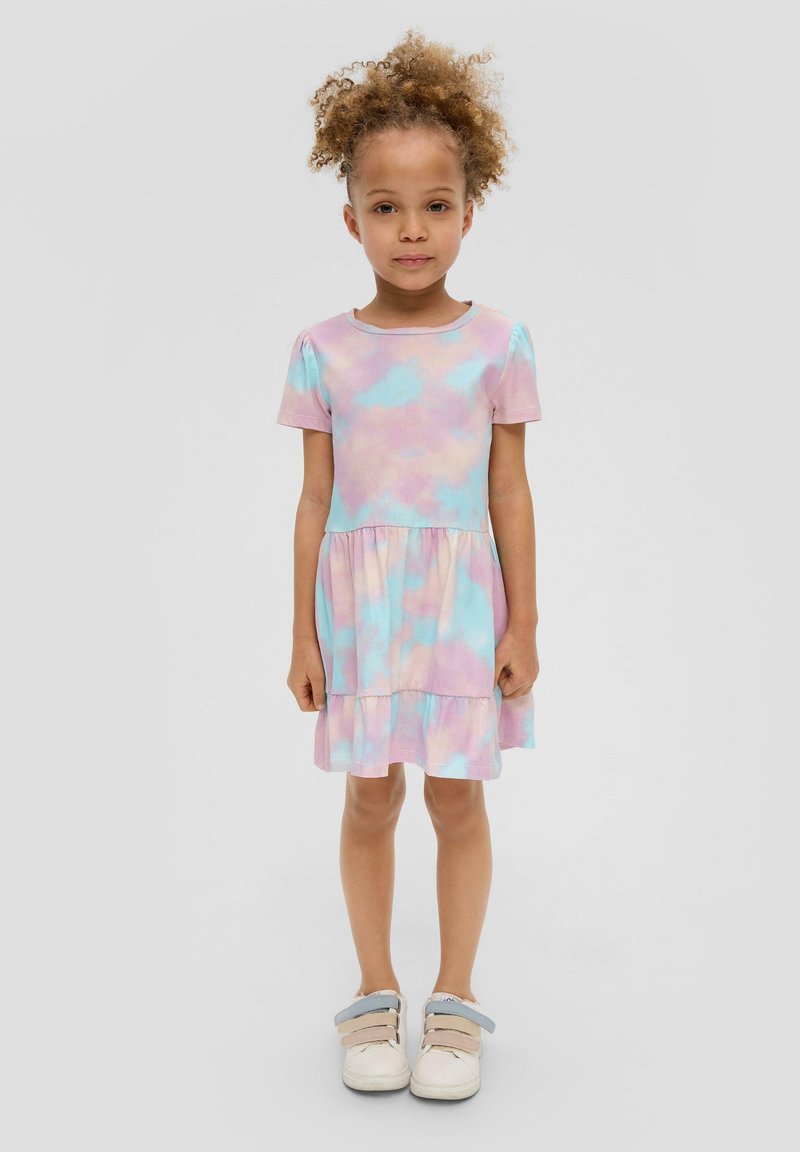 Kurzes, schulterfreies, gestuftes Kleid in Pastellrosa und Blau-Tie-Dye mit rundem Ausschnitt. Aus Baumwollmaterial, weiche Textur, geeignet für Freizeitkleidung.