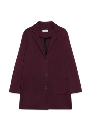 Manteau bordeaux en tissu texturé, avec un col à revers, des manches longues, cinq boutons et deux poches avant.