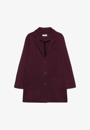 Bordowy płaszcz wykonany z teksturowanej tkaniny, z kołnierzem z klapami, długimi rękawami, pięcioma guzikami i dwiema przednimi kieszeniami.