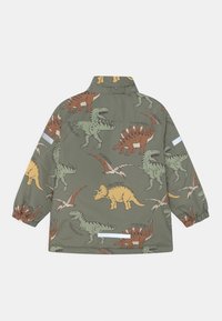 Chaqueta verde con estampados de dinosaurios vibrantes en varios colores, con cuello, cierre de botones y puños elásticos. Detalle de tira reflectante.