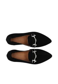 Mocasines de ante negro con punta afilada, con un acento de cadena plateada en el empeine y una plantilla de cuero marrón grabada con "BIANCO."