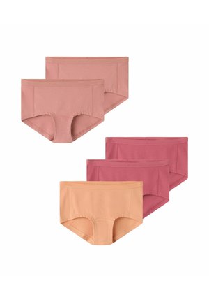 Pięć bezszwowych damskich majtek typu hipster w stonowanych odcieniach różu, ciemnego różu i brzoskwini, ułożonych w dwa nakładające się zestawy na białym tle.