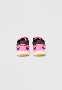 Αθλητικά παπούτσια με έντονο ροζ επάνω μέρος, μαύρες λεπτομέρειες, ευέλικτο σχέδιο και ελαστική σόλα με υφή για καλύτερο κράτημα.