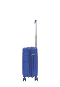 Valigia rigida blu con design testurizzato, doppie ruote e manico estensibile argentato. Presenta una chiusura con cerniera e una combinazione di lucchetto.