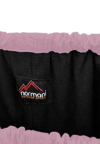 Schwarzes Fleece-Innenfutter mit einem gerafften pinken elastischen oberen Rand; verfügt über ein Logo-Tag mit roten Bergen und dem Text "Normani Outdoor Sports".
