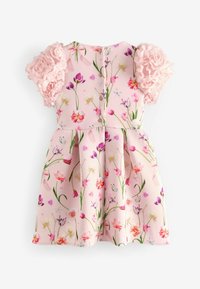 Blumenkleid mit pinkem Grund, verziert mit verschiedenen bunten Blumen. Hat strukturierte Rüschensäume und eine Knopfverschluss auf der Rückseite.