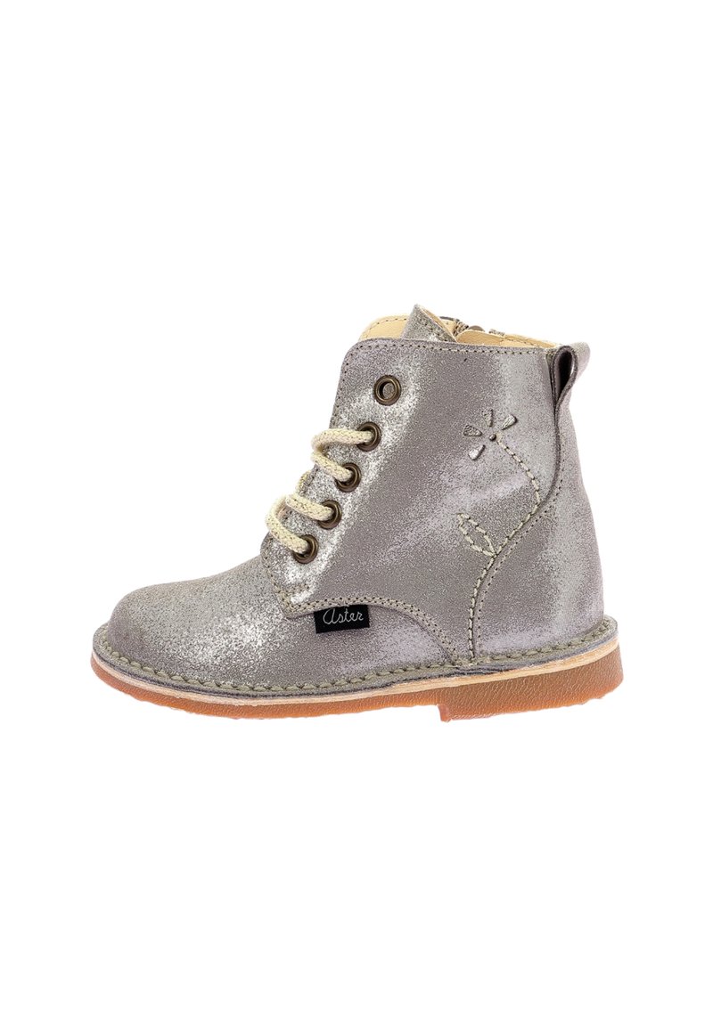 Stivaletti per bambini in argento glitter con lacci beige, suola marrone, zip laterale e design di fiori ricamati sul lato esterno.